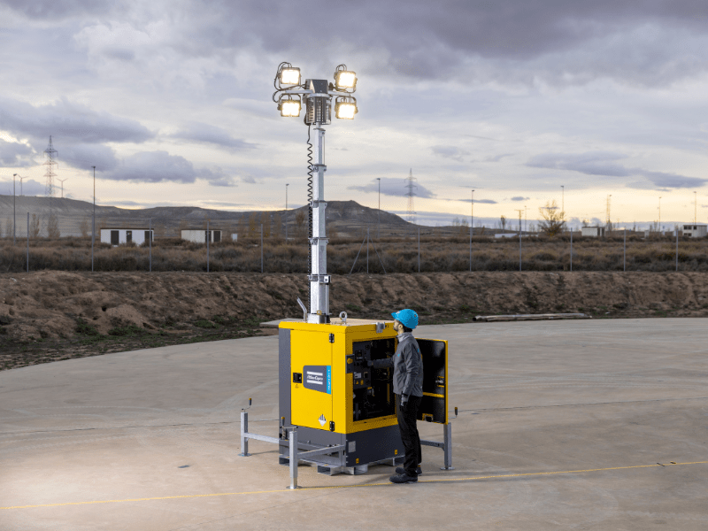 Atlas Copco HiLight BI+ 4 lichtmast – plug-in hybride lichtoplossing met vier LED lampen, ideaal voor emissievrije bouwplaatsen